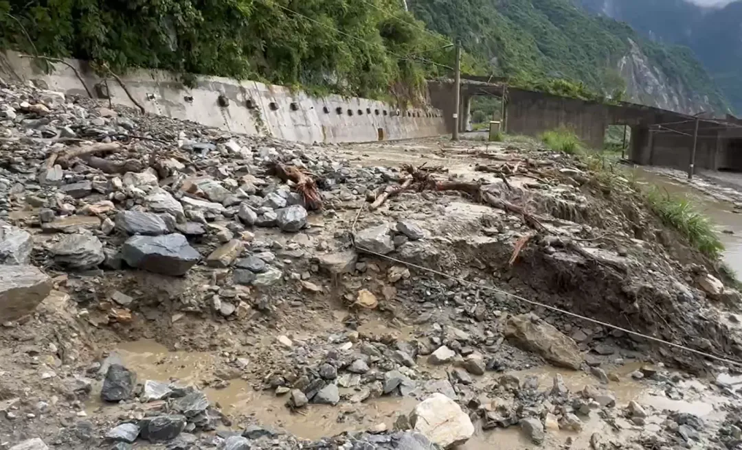 邊坡土石不堪大雨造成坍方,目前相關單位已前往搶修,但無法預計何時可恢復正常通車。(圖/中天新聞)