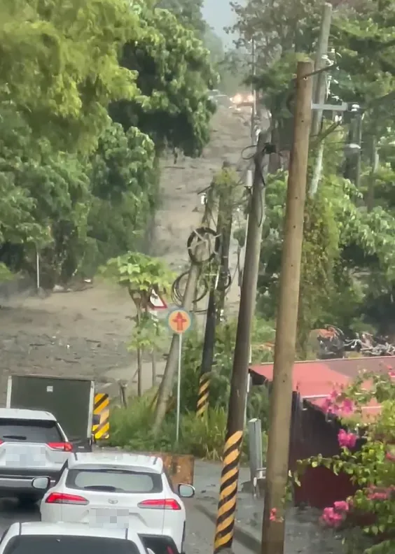 台9線164.5K崇德段也出現災情,土石泥流淹沒來車去路,目前公路只出不進。(圖/中天新聞)