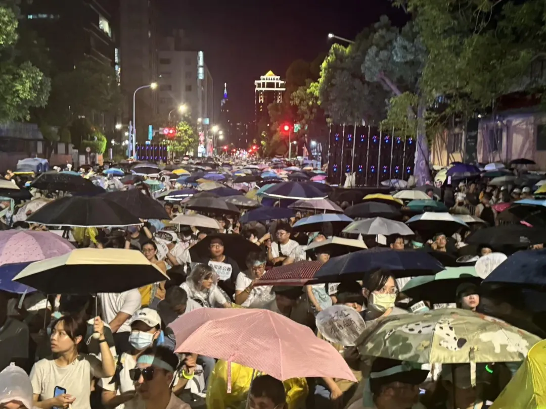 小草們在雨中聲援柯文哲。（圖/陳奕廷攝）