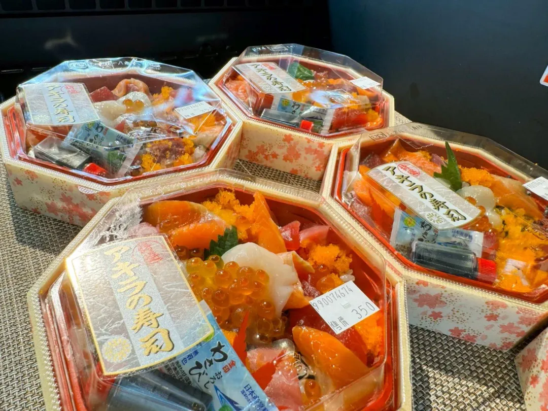 適合小家庭購買的生食級干貝及生魚片便當組合。（圖／業者提供）