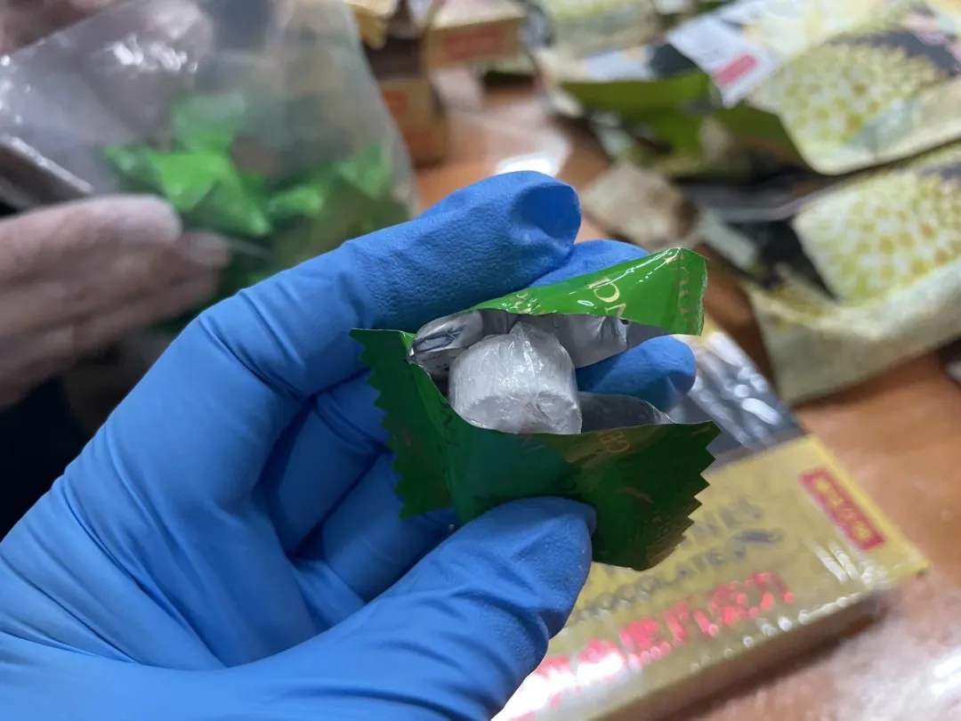經查驗發現，包裹內5盒榴槤巧克力夾藏136顆海洛因。（圖／翻攝畫面）