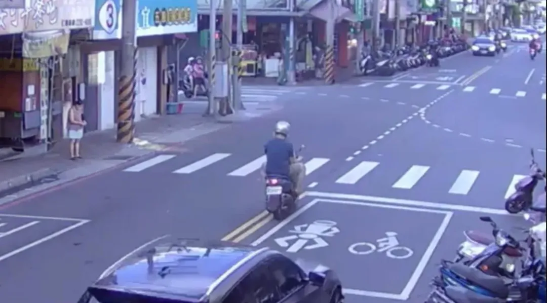 小轎車駕駛撞倒整排機車後逃逸。(圖/翻攝畫面)