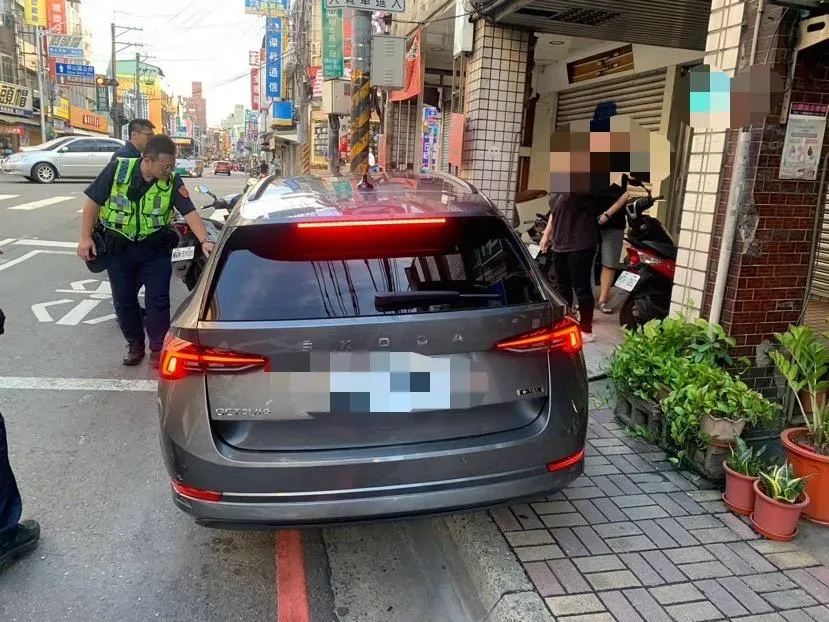童男駕駛並未酒駕,自稱途中突然身體不適才導致自撞,當下身體真的很不舒服所以才未停車。(圖/翻攝畫面)