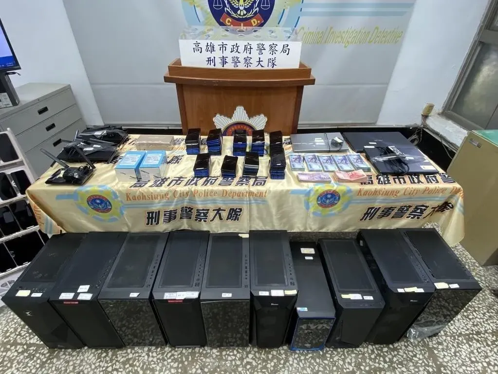 高雄市警察局刑事警察大隊破獲「無人機房」與居家上班的水房客服人員,逮捕現場操作洗錢、轉帳工作機房成員與李姓主嫌,並查扣相關證物。(圖/高雄市政府警察局刑事警察大隊提供)