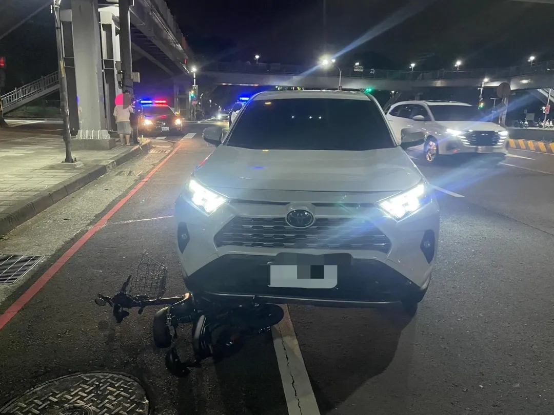 電輔車卡車底毀壞，當場失去意識倒地。（圖／翻攝畫面）