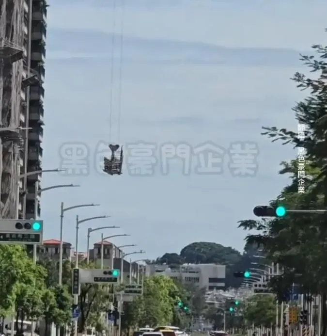 高雄市有民眾於今(9)日下午15時許,開車行經鼓山區美術南三路時,目擊一棟新建大樓工程正在進行吊掛作業,現場竟無交通管制。(圖/翻攝自黑色豪門企業)