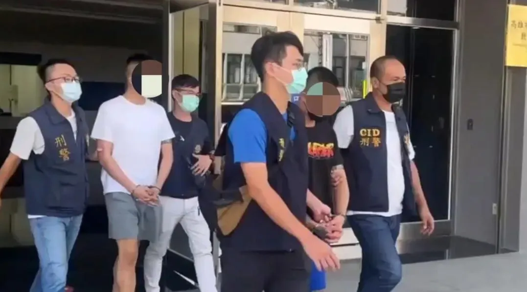當天下午2時許在屏東縣萬丹鄉南北路上，攔獲其中1部涉案車輛，逮捕1名主嫌及1名共犯，並安全救出被害男子羅男。（圖／翻攝畫面）