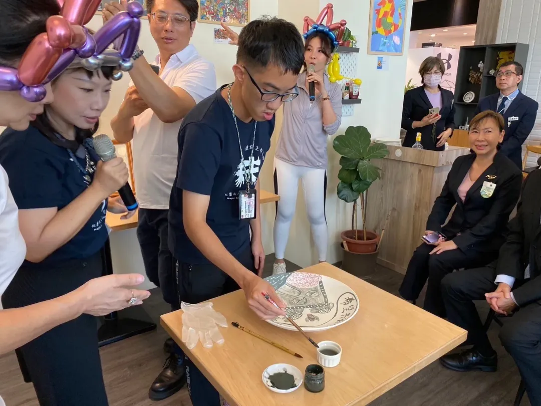 活動邀請慢飛天使及其家庭創作原生藝術畫作，共享一場溫馨的聚會。（圖／業者提供）
