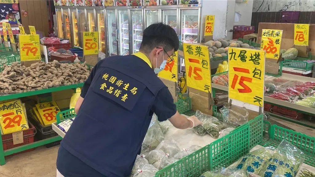 桃園市衛生局日前針對糕餅烘焙業、餡料製造業及各式連鎖燒肉或知名燒烤店進行查驗，其中台西農產及開心蔬果行的九層塔檢驗結果不符規定。（圖／桃園市衛生局提供）