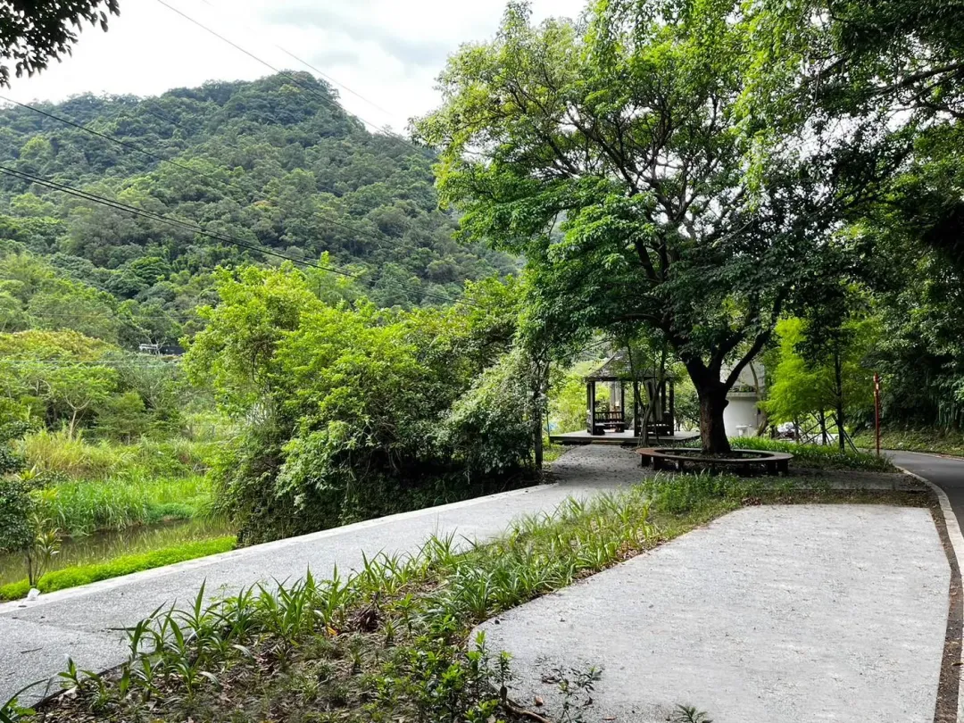 牡丹十三層親水公園內鋪設透水鋪面，自然有好環境同時也是無障礙空間。（圖／新北市政府觀光旅遊局提供）
