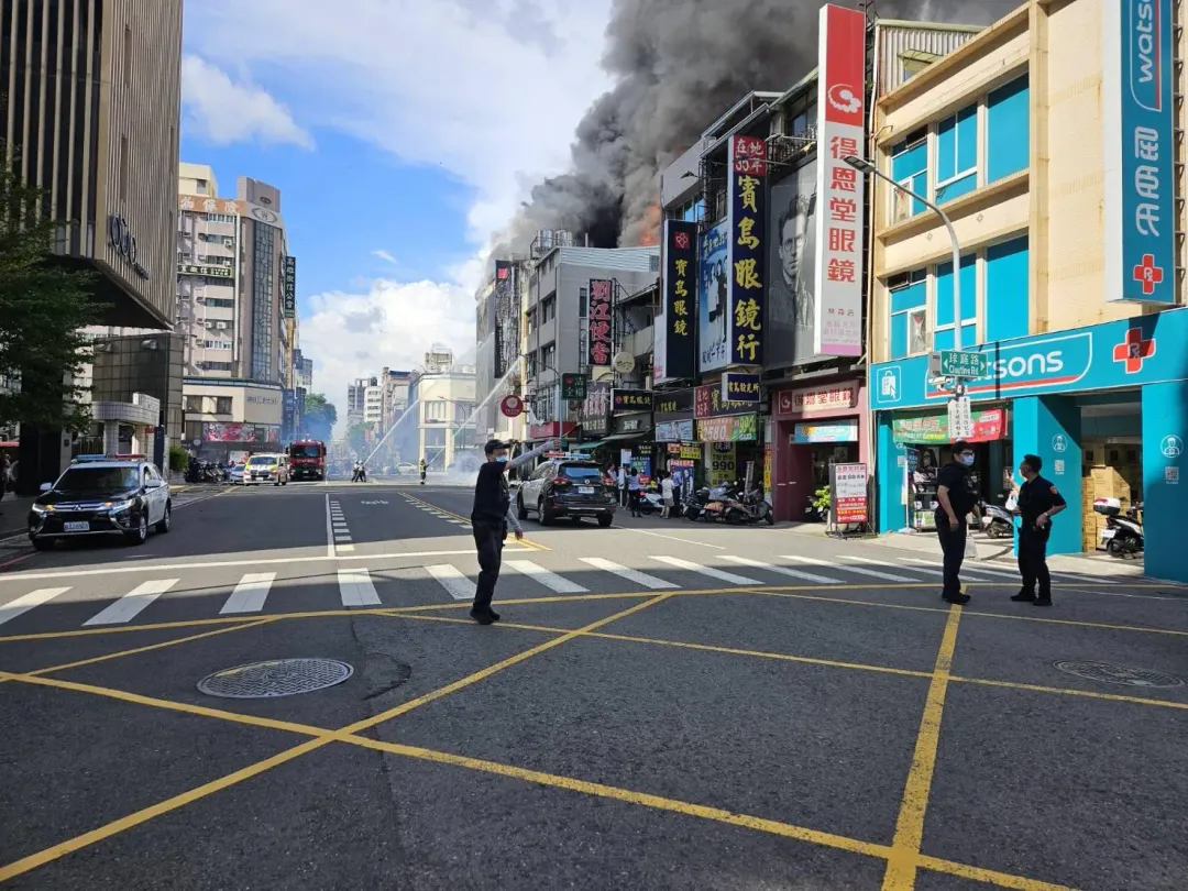 高雄市新興區翡麗婚紗門市發生火警，附近進行交管。（圖／翻攝畫面）
