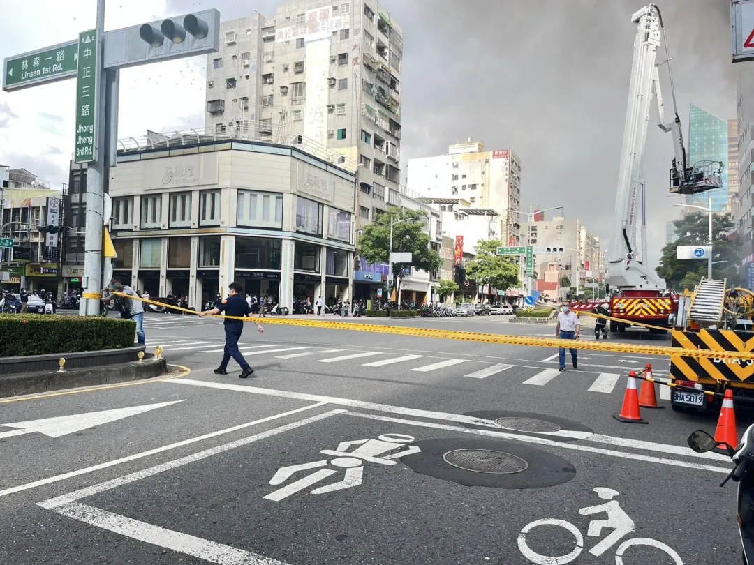 高雄市新興區今（10）日下午2時55分，翡麗婚紗門市外牆疑似電線走火發生火警。（圖／翻攝畫面）