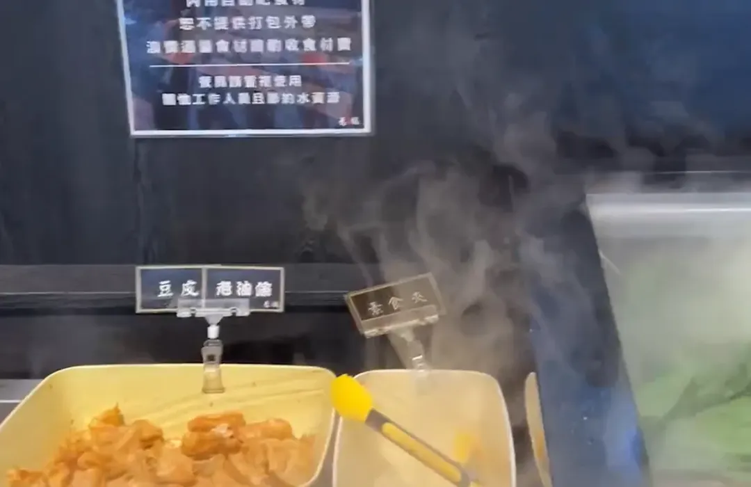 實際到現場可見，老鼠出沒的位置附近，食材都沒有封口或上蓋。（圖／中天新聞）