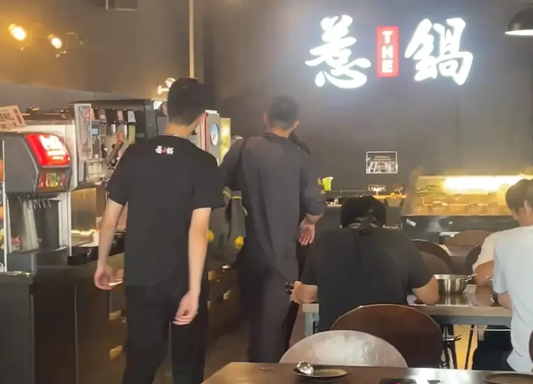 有消毒公司人員在事發後隨店員入店清潔。（圖／中天新聞）
