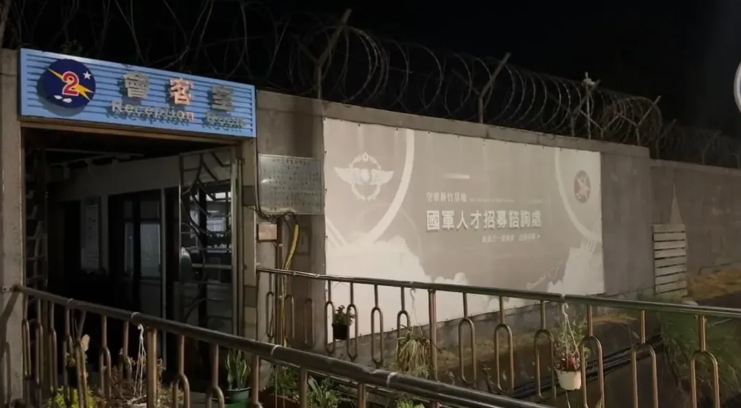 空軍新竹基地政戰主任邱玉堂表示,目前都在按程序進行人員搜救,稍後最新狀況,將由國防部統一說明。(圖/中天新聞)