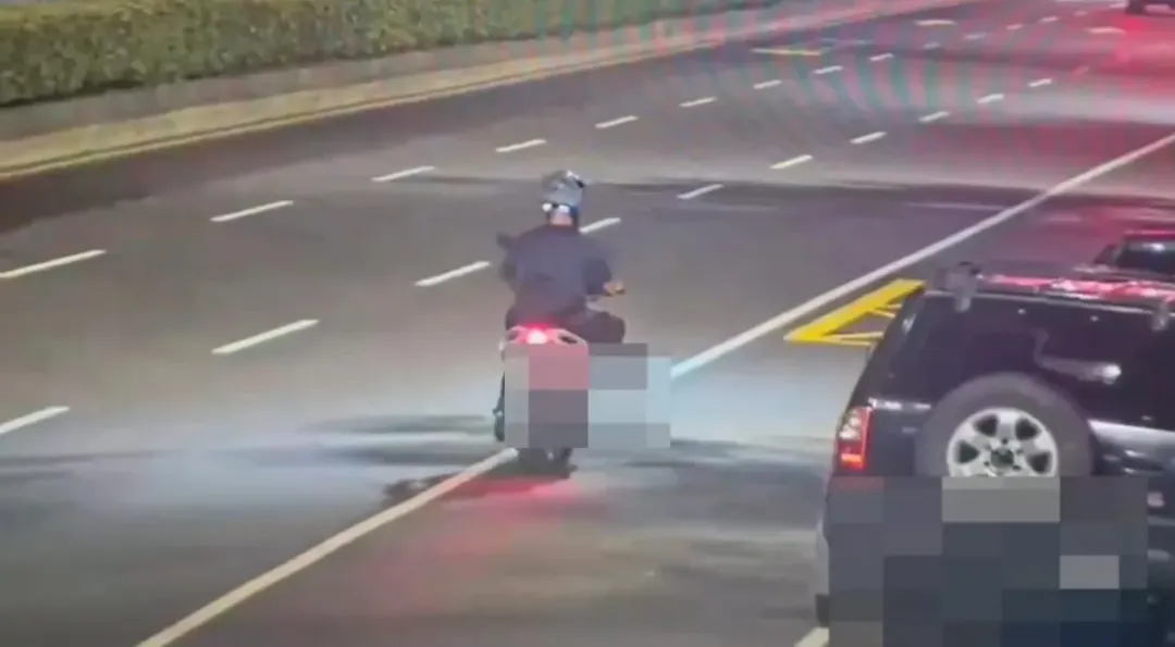 嫌犯騎車逃離後，竟騎進松山機場旁的空軍松指部。（圖／翻攝畫面）