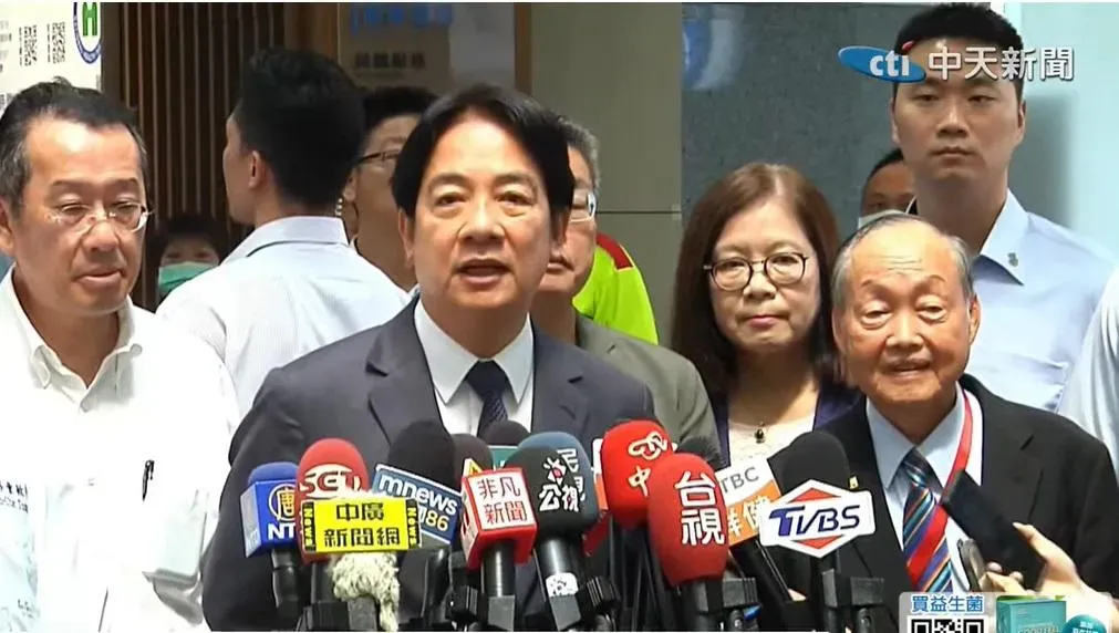 賴清德總統到醫院探視失事飛官謝沛勳(攝自中天新聞)