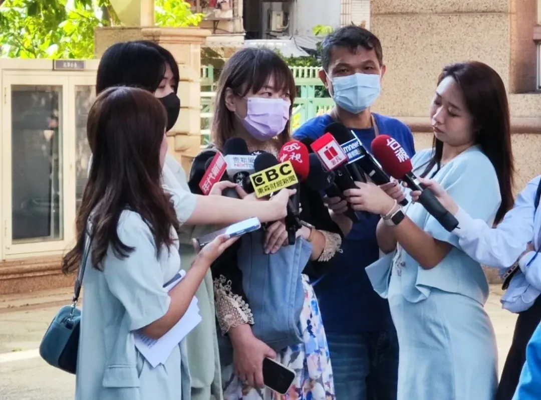 新光金小股東自救會發言人蔡宜蓁呼籲小股東務必親自股臨會,若反對新新併則要提出異議權,才能保障自身股票資產。(圖/蔡宜蓁律師提供)
