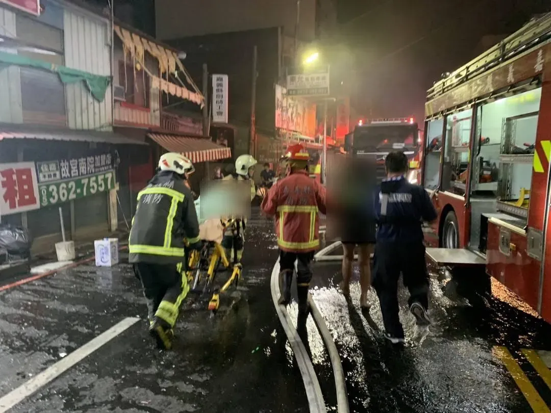 現場為2樓RC建築物有濃煙竄出，立即佈署水線入室搶救。（圖／翻攝畫面）