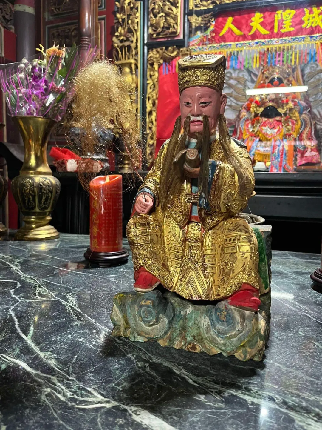 今（12）日早上6時許時，已出現在廟門前，不過外觀卻遭「醫美」。（圖／翻攝宜蘭知識+）