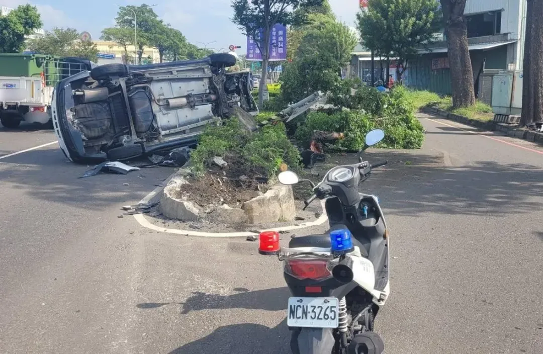 高雄市楠梓區今(12日)上午8時許,一部小休旅車駕駛不明原因撞上分隔島後翻覆,所幸意識清楚,僅只有腰部受傷。(圖/翻攝畫面)