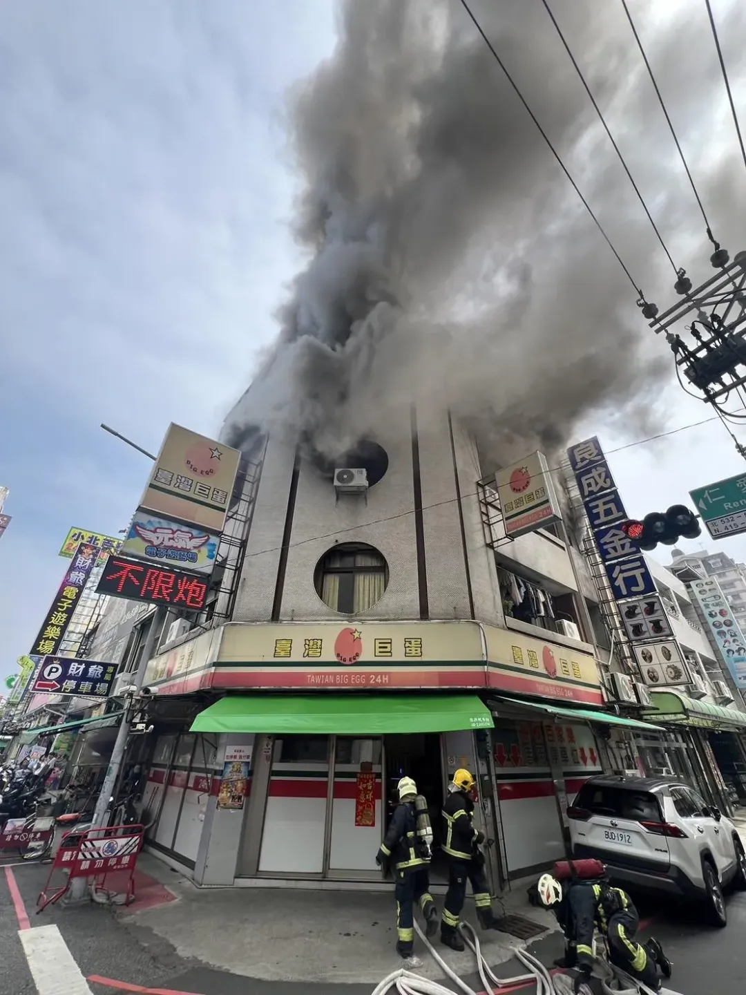嘉義市今(12日)上午發生火警,地點位於蘭井街和仁愛路上。(圖/翻攝畫面)