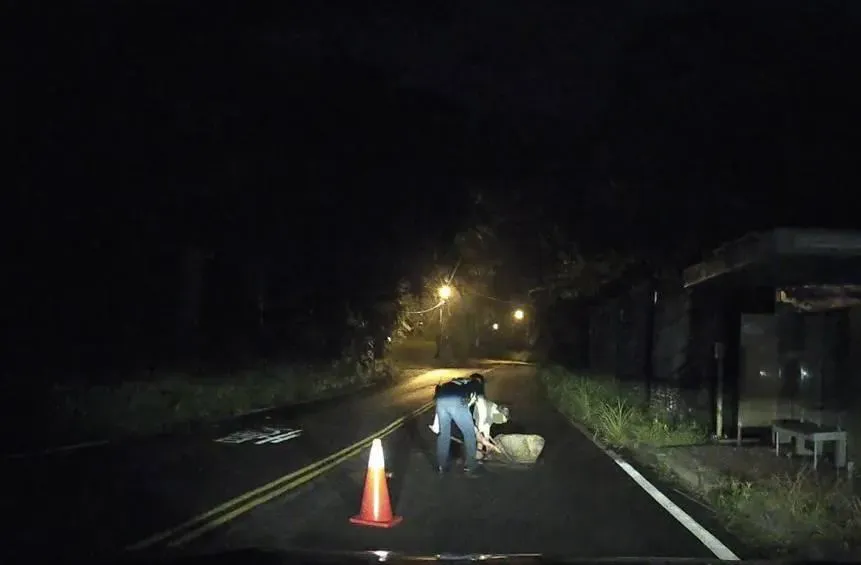台中市和平區東崎路掉落巨石,員警獲報後與熱心民眾一同徒手將巨石移開。(圖/台中市政府警察局和平分局提供)