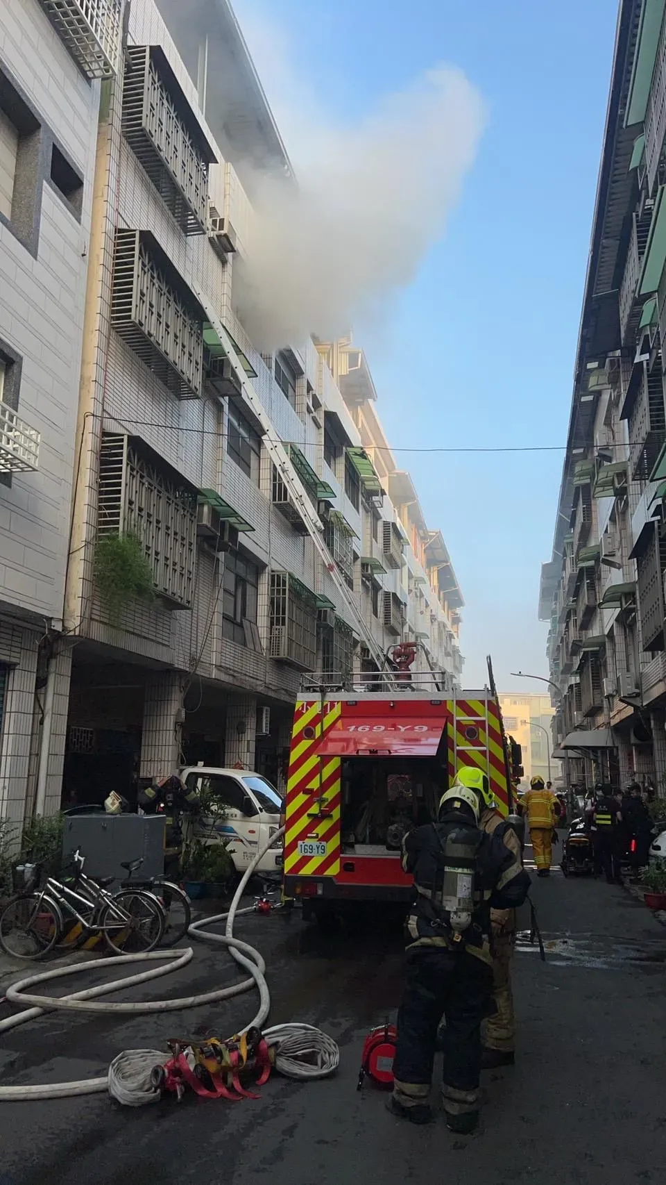 高雄市小港區長青街一棟住宅於今(13)日清晨6時17分發生火警。(圖/翻攝畫面)