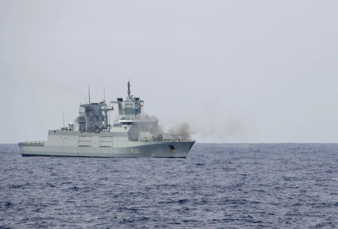 巴登符騰堡號巡防艦在環太平洋演習射擊快砲。(圖/美國海軍)