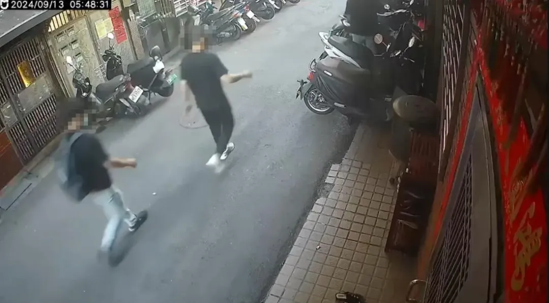 犯嫌3人上樓被害人住處。（圖／翻攝畫面）