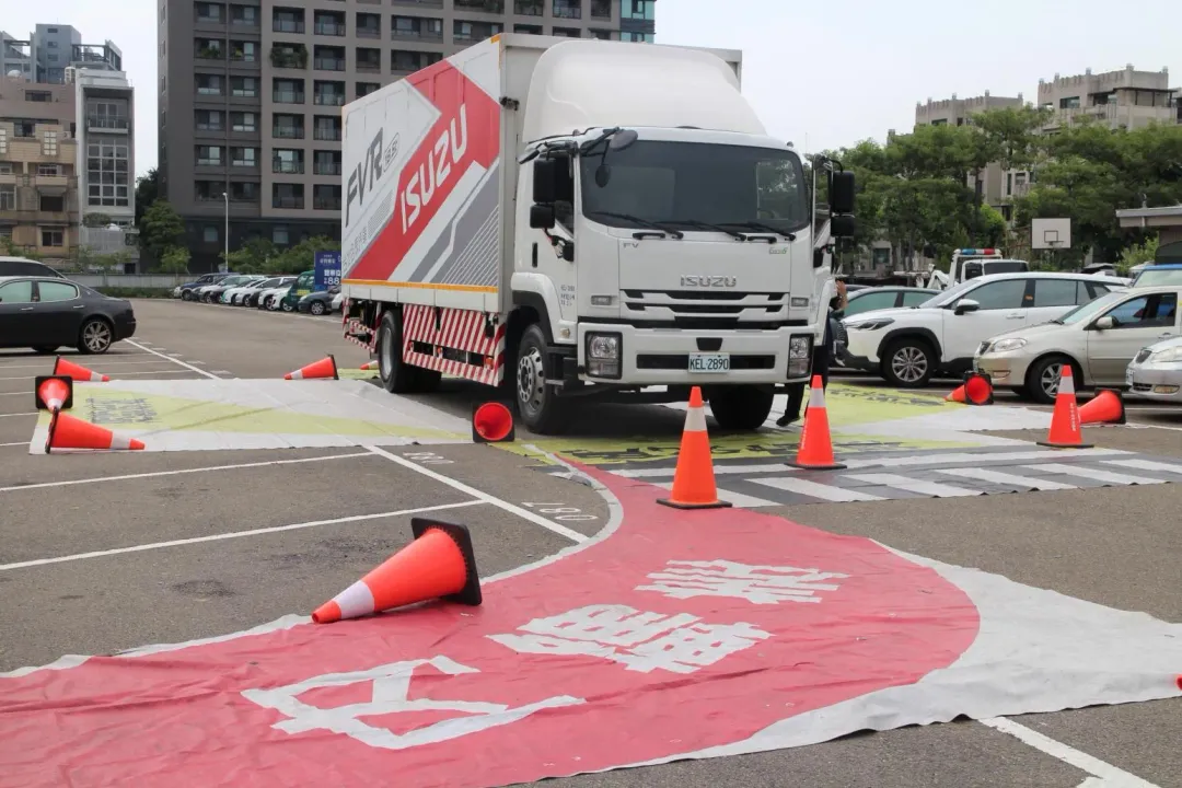 市府以實境體驗方式向外送員呈現並宣導交通安全知識。（圖／臺中市政府）