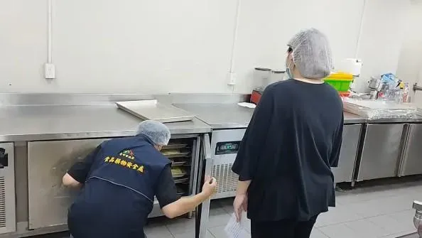 台中市食安處強調「作業區環境未發現病媒或其蹤跡,另隨機抽查檢視蛋黃酥中,也未發現異物或蟲體」。(圖/台中市食安處提供)