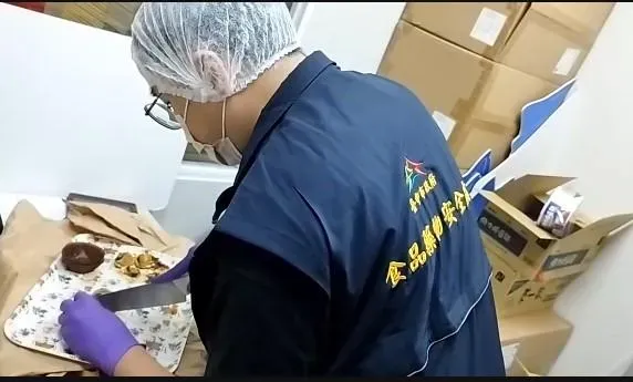 台中市食安處強調「作業區環境未發現病媒或其蹤跡,另隨機抽查檢視蛋黃酥中,也未發現異物或蟲體」。(圖/台中市食安處提供)