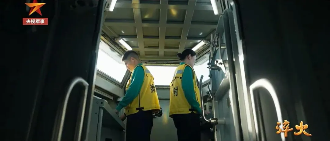 福建號飛行甲板的指揮站內部。(圖/截自央視軍事影片)