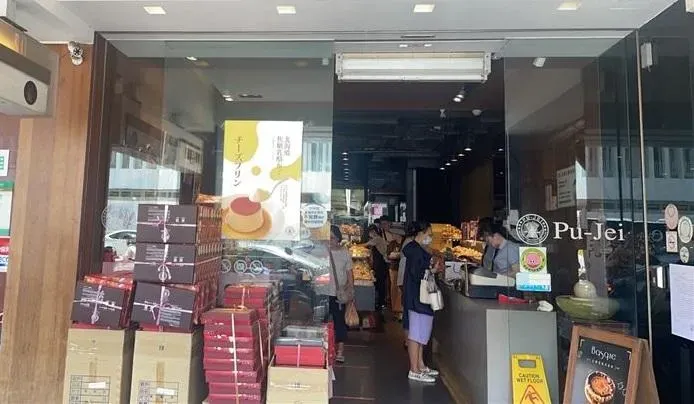 台南市衛生局日前到在地名店「葡吉麵包」稽查,查獲3項逾期原料、2件商品標示不清,共開罰10萬元。(圖/翻攝畫面)