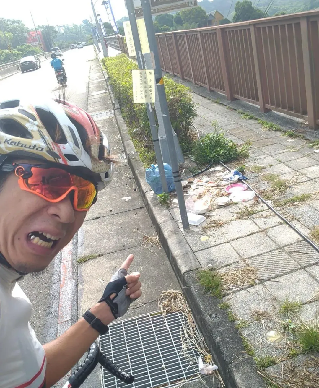 日本作家「日本人的歐吉桑」11日拍到台中北屯一處公車站牌被垃圾包圍，臭氣薰人。（圖／Facebook@日本人的歐吉桑 ・台湾在住の日本人のおじさん　授權提供）