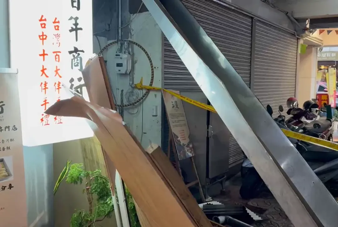 台中市經發局派員到場勘查，發現是雨汙水分流管線不堪大雨爆裂，連帶攤上設置的天花板發生局部坍塌。（圖／中天新聞）