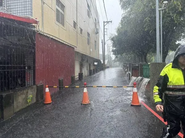 彰化花壇鄉彰員路一段巷口下午也因大雨導致淹水,道路無法通行。(圖/翻攝畫面)