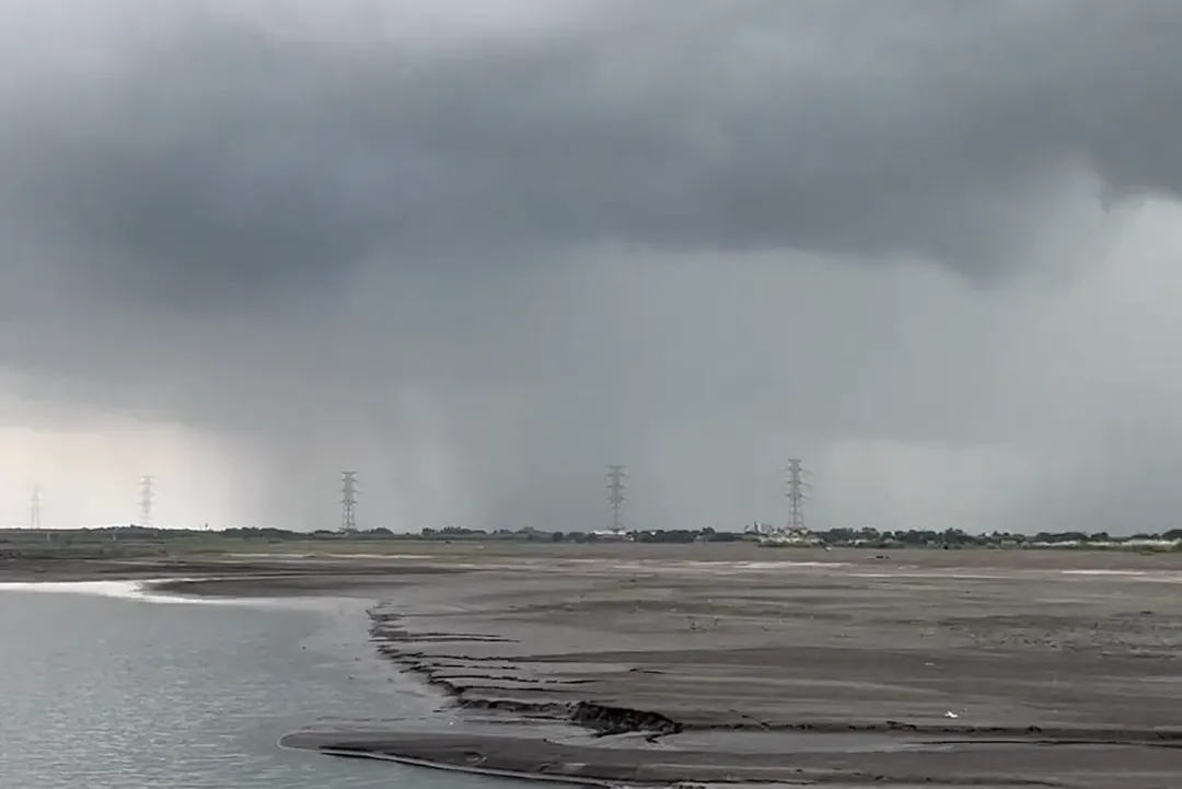 還有民眾在濁水溪出海口看見驚人雨瀑現象。(圖/縣政顧問黃坤煌提供)