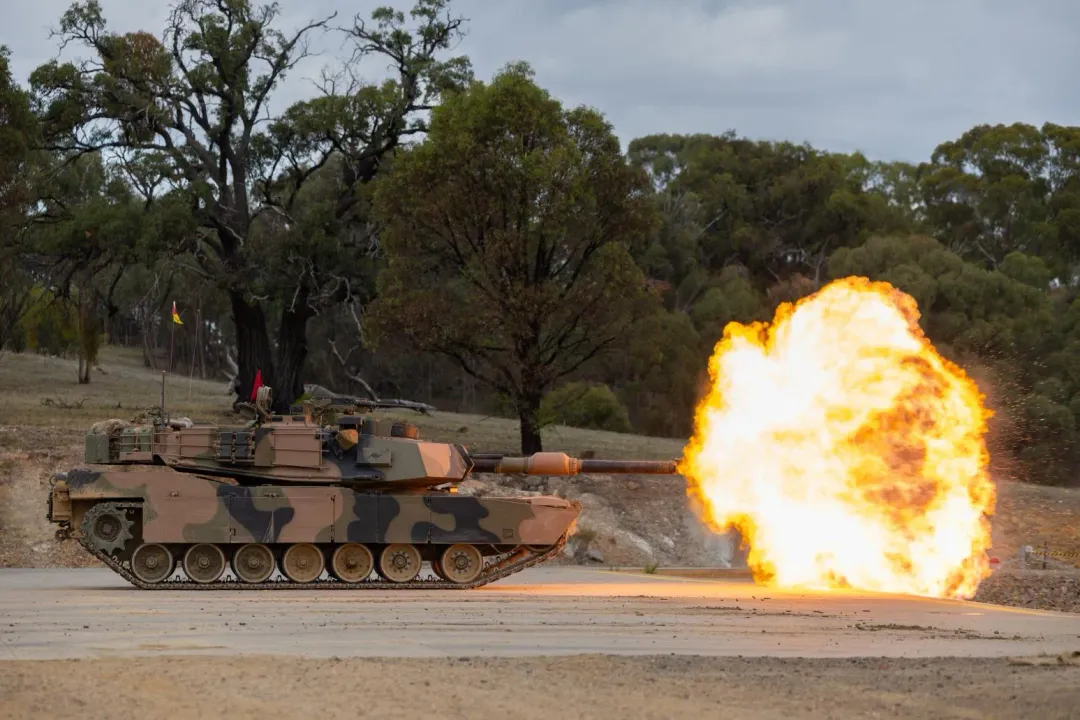 澳洲現役M1A1戰車射擊120公厘戰車砲。(圖/澳大利亞陸軍)