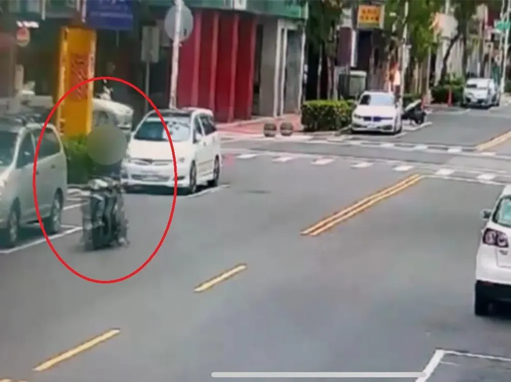 偷剪電纜的男子將電纜放在機車踏板，並騎機車逃逸。（圖／翻攝畫面）