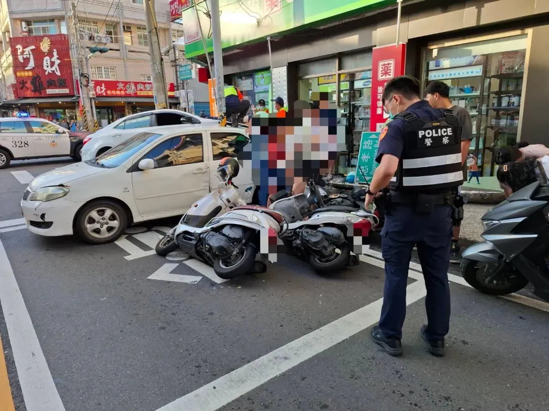 轎車轉彎時失控高速撞上電線桿，波及一旁機車。（圖／中天新聞）