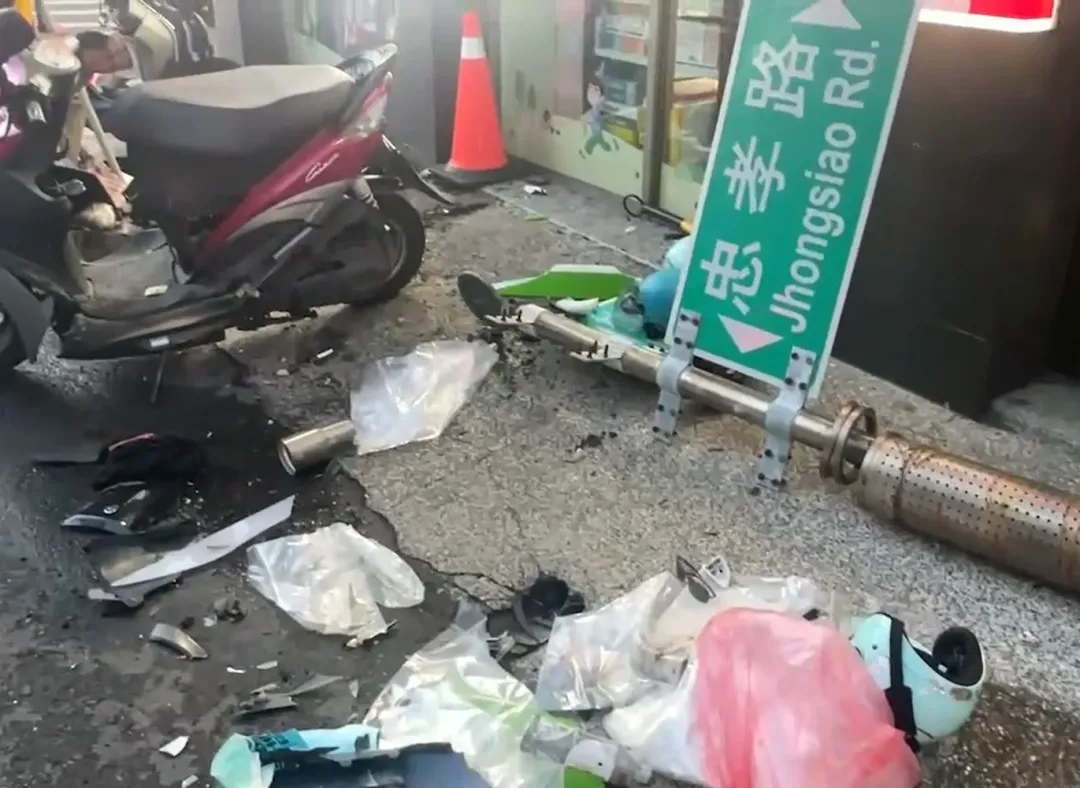 現場車輛物品散落在地，連路牌都被撞倒。（圖／中天新聞）