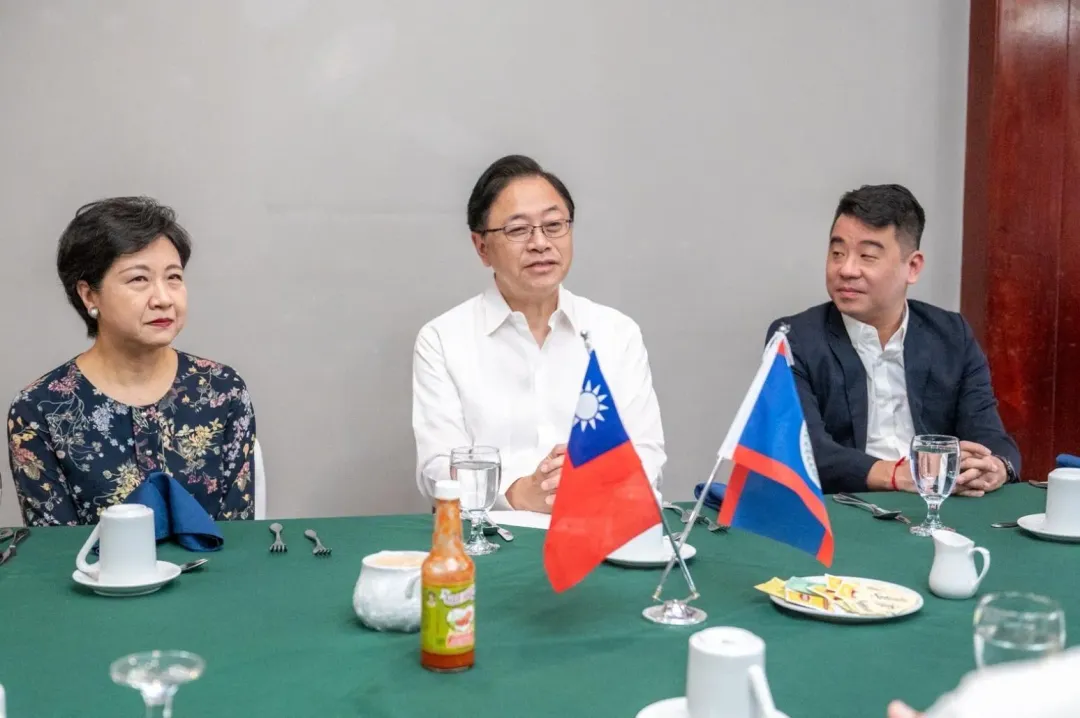 張善政與市府副秘書長金志聿、中華民國駐貝里斯大使徐儷文。（圖／桃園市政府提供）