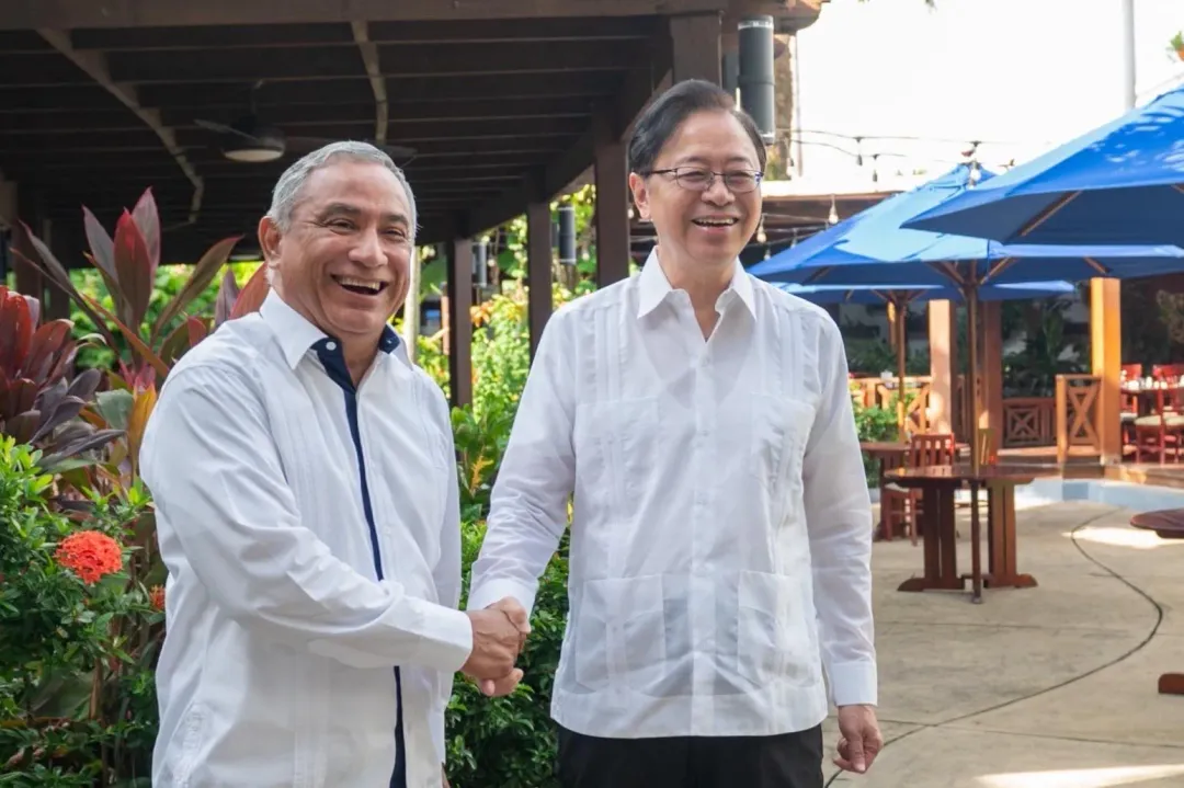 張善政市長與貝里斯總理布里仙紐（JohnnyBriceño）握手合影留念。（圖／桃園市政府提供）