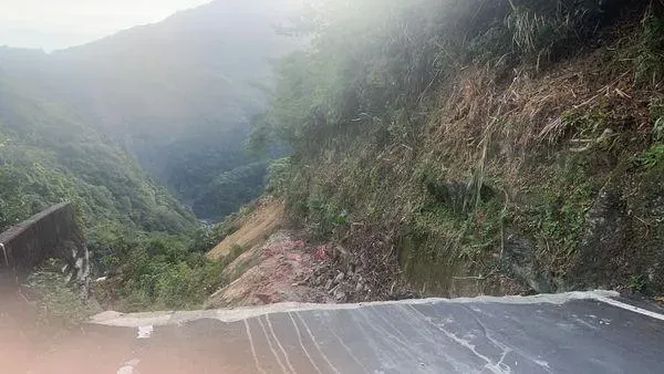 桃園市復興山區雪霧鬧聯外道路今(15)日上午7時許發生坍方。(圖/桃園市政府提供)