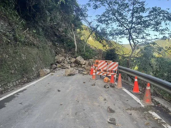 道路坍方阻斷交通。(圖/桃園市政府提供)