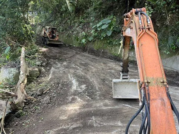 事發當下先由公所派遣緊急搶修承商進行替代道路搶通作業,市府養工處獲報後也立即調配人力與機具全力協助。(圖/桃園市政府提供)