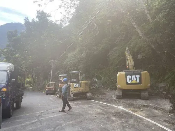 市府隨即與區公所密切聯繫,跨局處投入相關搶通、交通疏導與受困民眾關懷工作。(圖/桃園市政府提供)