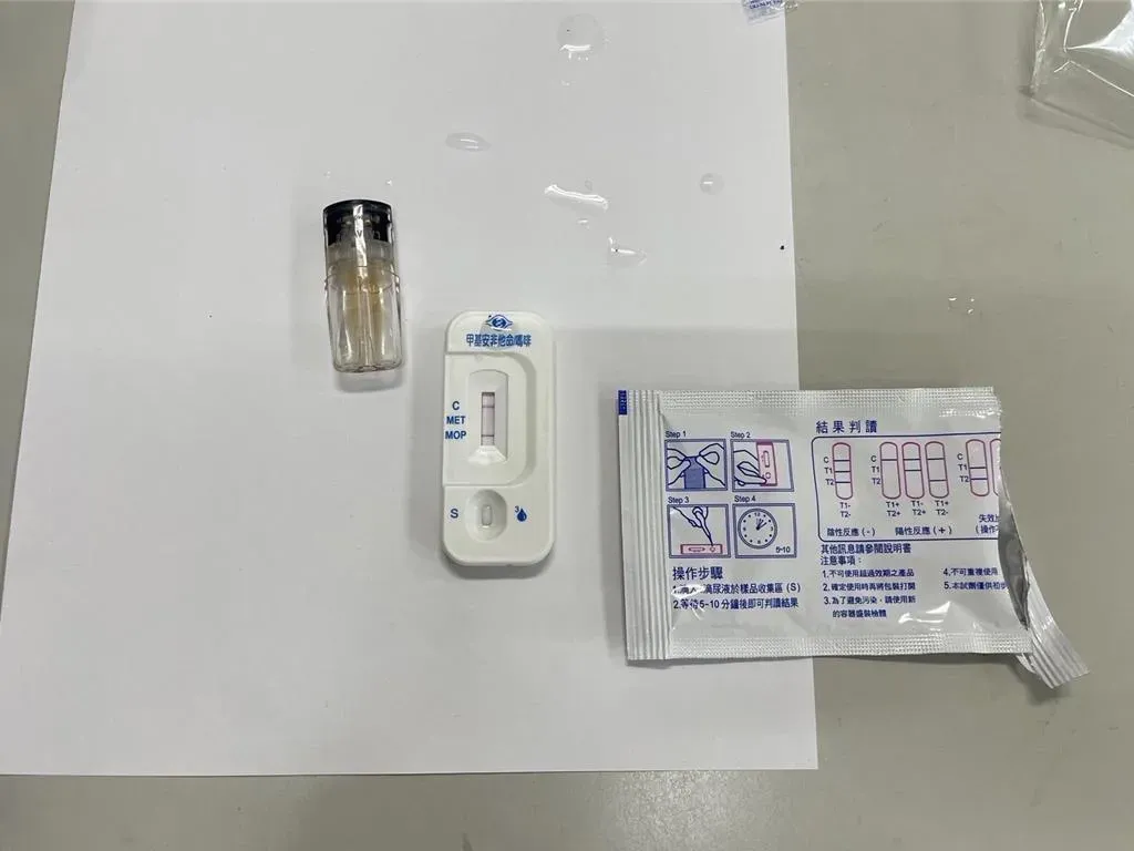 警方在游男車內查獲菸油1罐、菸草2包。(圖/金山警分局提供)